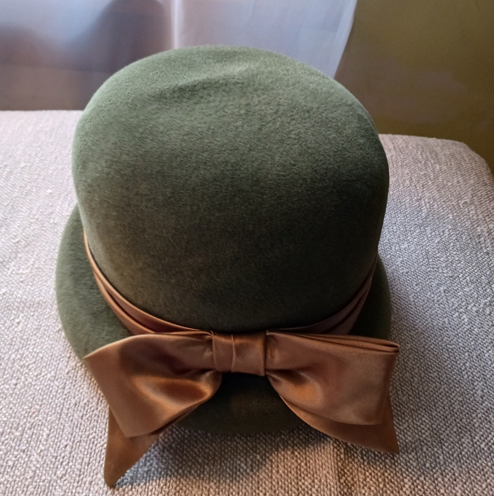 Vintage green velour hat withsilk ribbon.